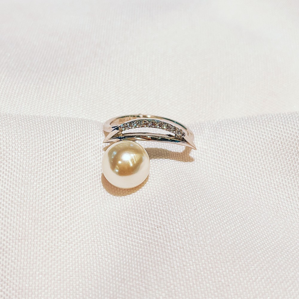 Auksinis žiedas su perlo imitacija ir cirkoniais
